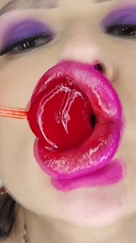 Fetish bibir hari Valentine menghisap lollipop dan bercium