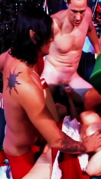 Daphne Rosen punida por elfos feios que martelam sua bunda sem piedade