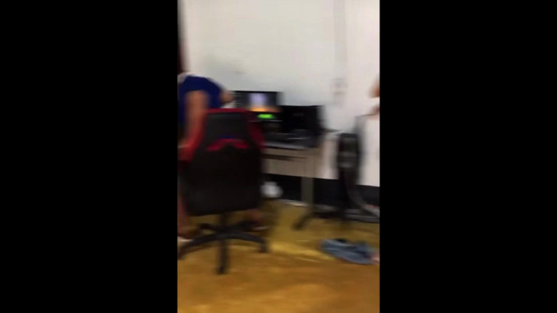 Rorono4zhot: 見知らぬ人と友達をこっそり見張る