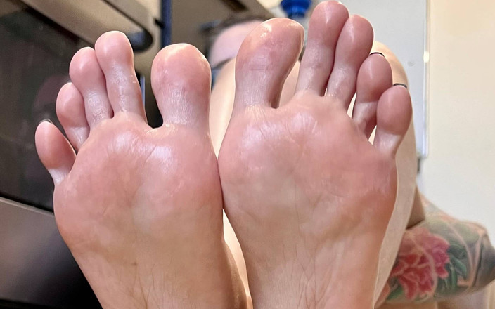 Julia domaina: Bàn chân dầu, chân dài và lòng bàn chân