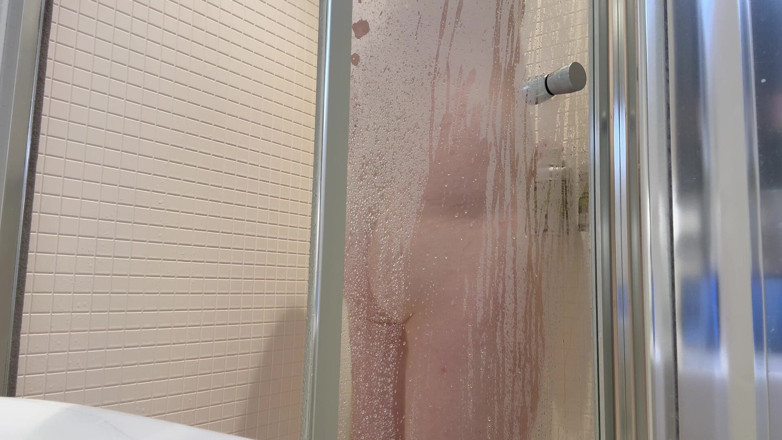 BustySecretGf: Er arbeitet ab und schickt mir Video in die Dusche....