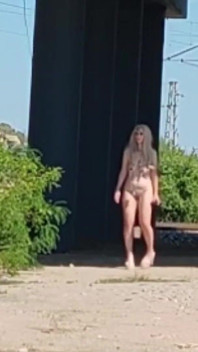 Slaaf Tih toont haar poesje en tieten onder de brug