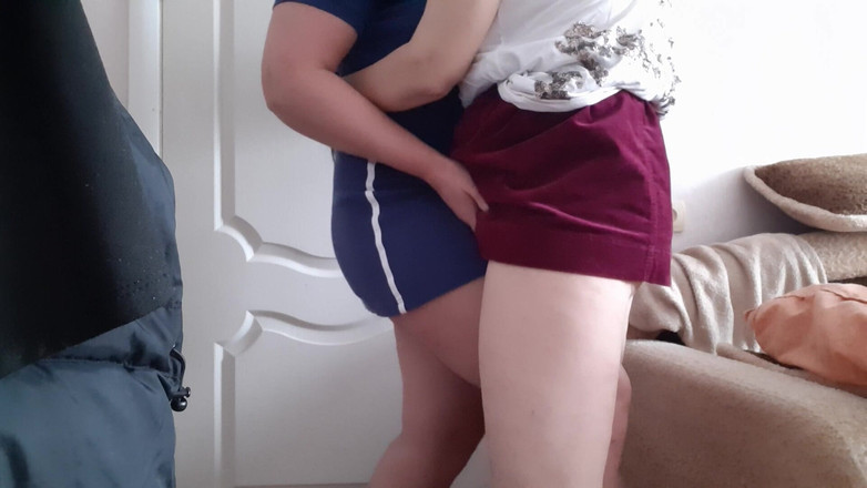 Lesbian-illusion: Две замужние подружки изменяют своим мужьям в другой комнате