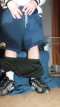 The Dregsau Dj-bro Pisses in His Pants.