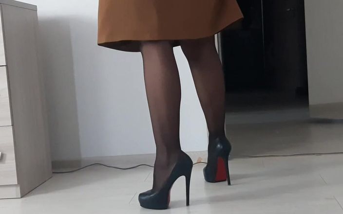 Hot Wife Nikole: Una mora snella in collant senza cuciture in tacchi alti...