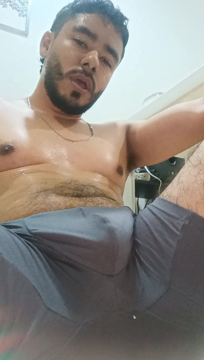 Tommhot: Femeie latino păroasă sexy care se exersează acasă