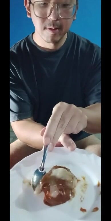 gyoenasianbigdick: Îmi mănânc propria spermă vorbind