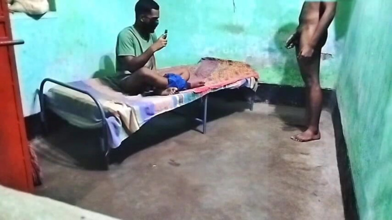 Desi Tits: Prinde-l pe fratele pe cameră web, singur, porno homosexual