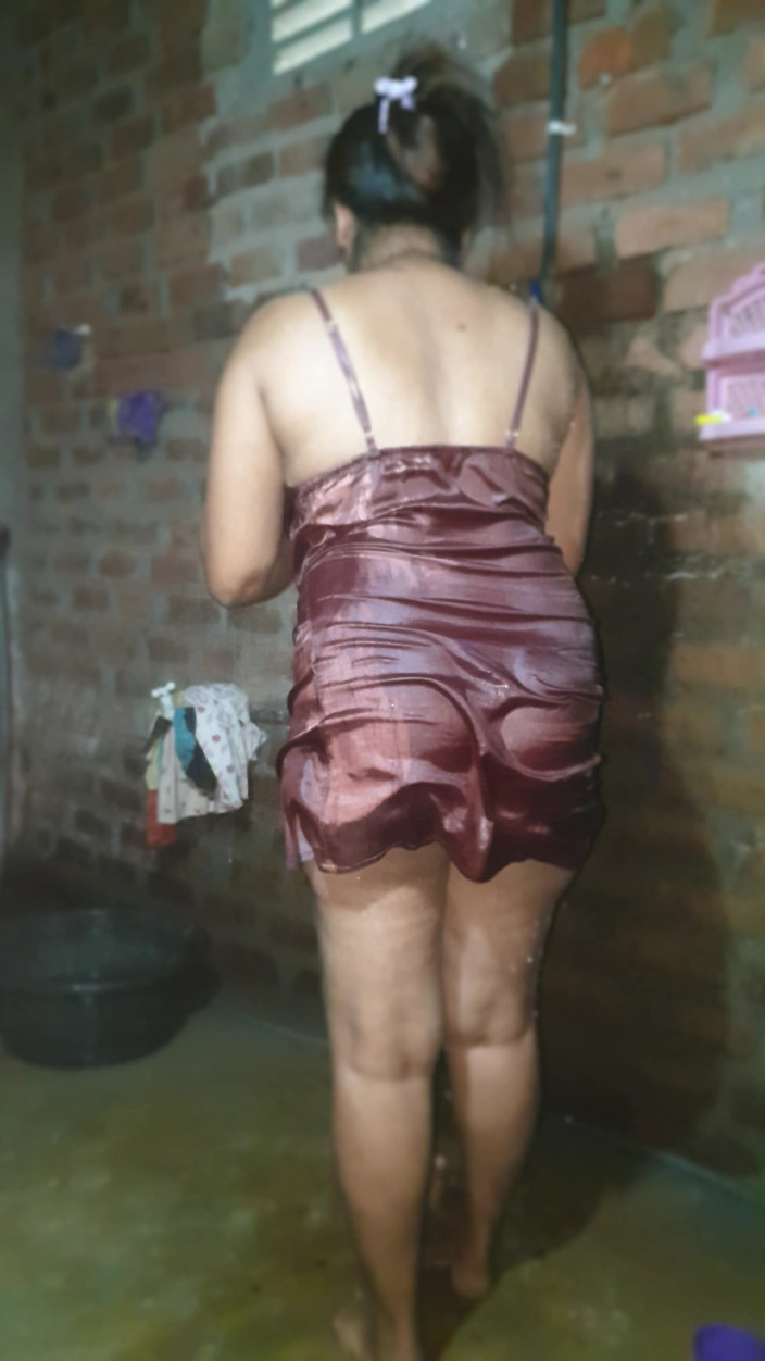 Tiyana: Istri hot lagi asik mandi