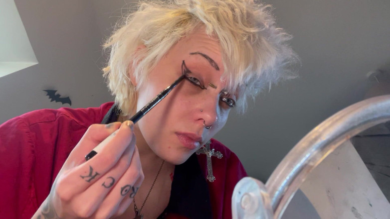 Glitterqueen1999: Goth-mädchen im ghettoqueen199 ignoriert dich, während sie ihr make-up anwendet,...