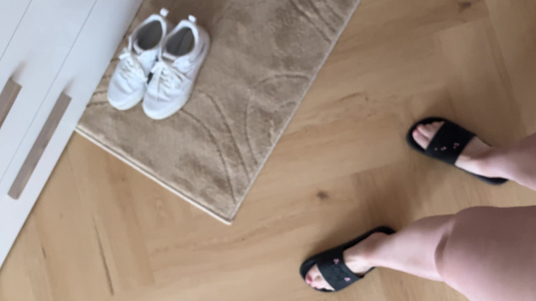 Feet: Att gå i flip-flops och barfota i lägenheten