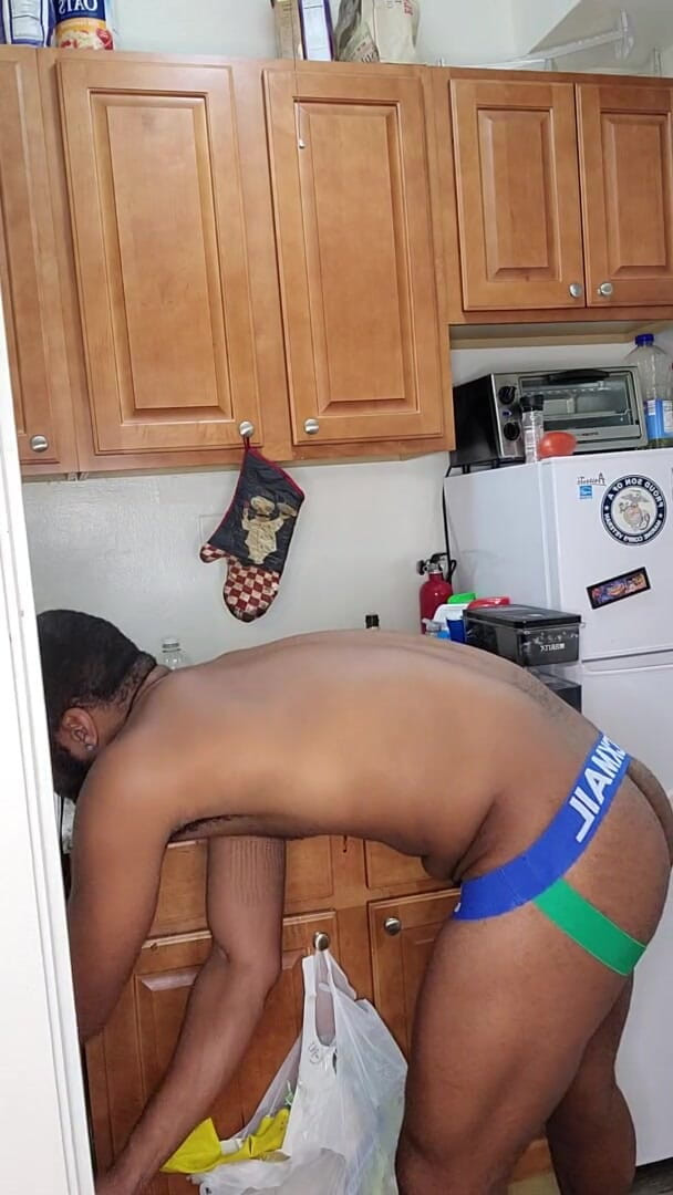 Kennie Jai: Kennie Jai maakt het huis schoon, naakt deel één