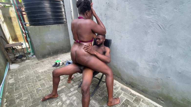 Creamyshuga: Oga își fute servitoarea de acasă în curtea din spate