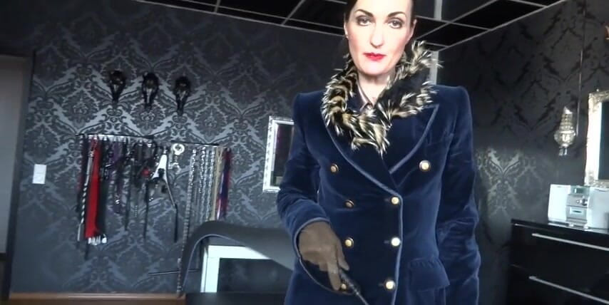Lady Victoria Valente: Éjacule sur mon garçon de bottes et fouette pour moi !
