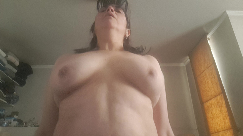 Mommy big hairy pussy: 떨리는 가슴으로 타기