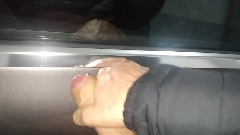Elvissc: Lelaki miang mengongkek pintu Mercedes Benz dan air mani perlahan-lahan...