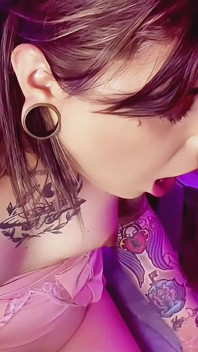 变性女孩emma ink在她的房间里吮吸陌生人的鸡巴