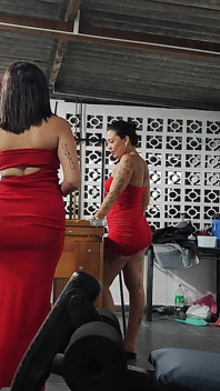 Üvey kız kardeşlerle, iki büyük kuyrukla bilardo oynamak