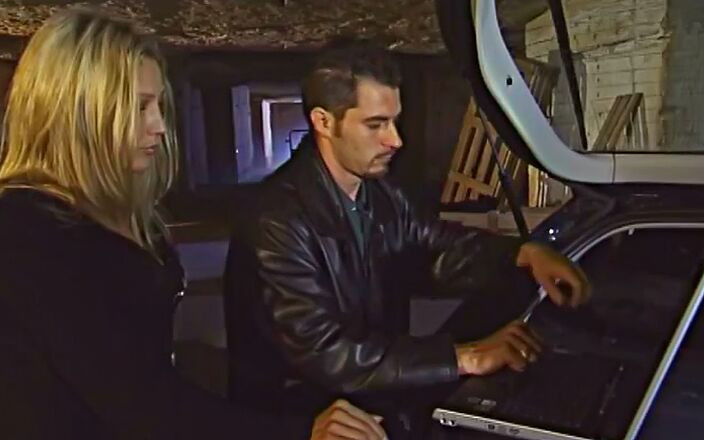 Anal seduction: 观看Lady margaux穿着她的绑带弯下腰，从后面拿起鸡巴