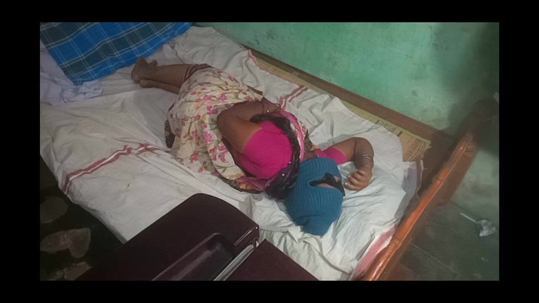 Priyanka314: Индийская горячая милфа с дамой с большими сиськами трахается