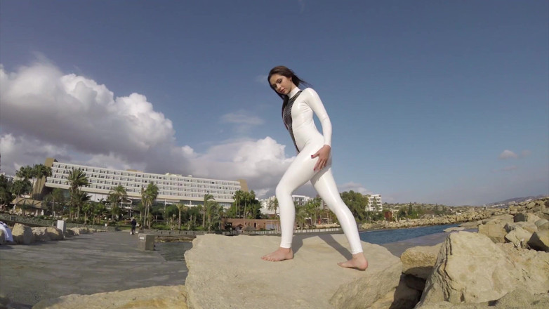 Flexilady: Beyaz taytlı elegnant contortionist