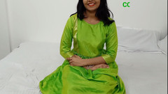 Sexy Komal: 嘿继兄弟，你的阴茎很大，你走了多远？