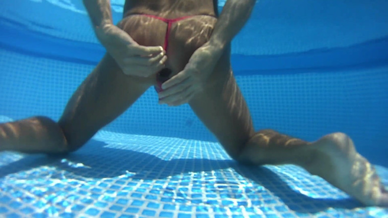 Latex Toys: Leche en el piscina 3