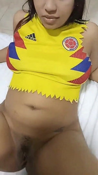 Wideo młodej brunetki ze swoim chłopakiem wycieka w Internecie w Nyc