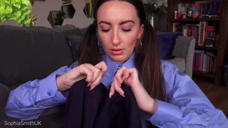 SophiaSmithUK: Blauw shirtmeisje moedigt aan en plaagt