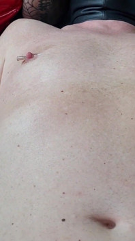 Hanna Engelss - Nippel-stimulation Durch Die Nadel