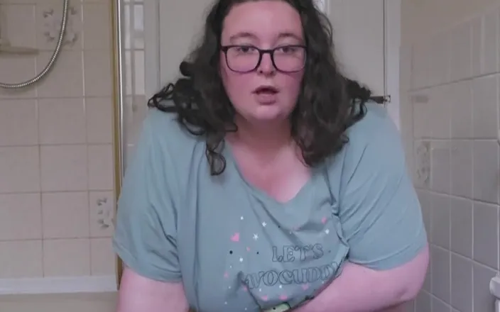 SSBBWLadyBrads: Goddess Bathroom Belly Play