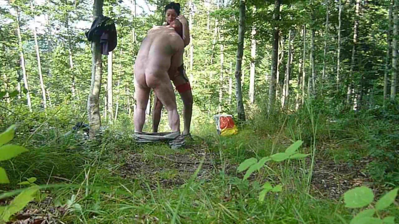 Toilet Mommy: Взаимная мастурбация пары на улице