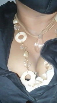 Club milf se prepara para vestirse con mak