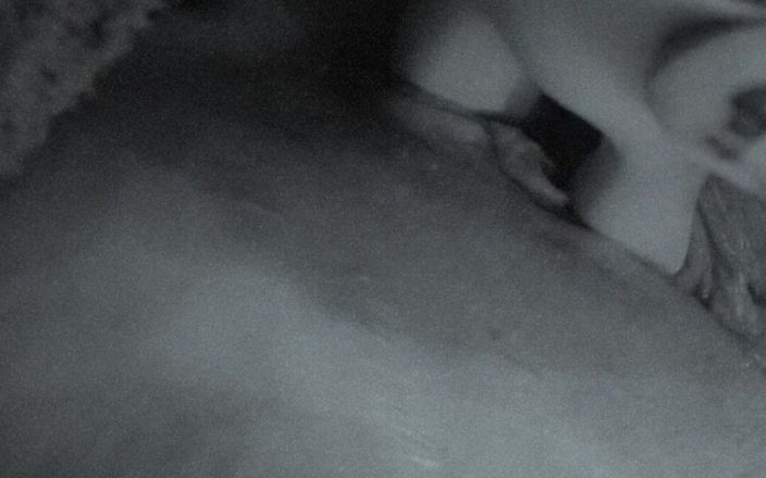 LilMunchkin_66: Gagică sexy stropind în lenjerie