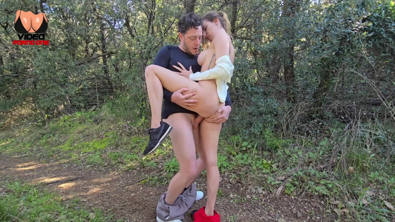 Video Porno One: Її трахає перехожий у лісі!