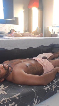 Saya pergi berjalan-jalan di rumah rakan saya dan melihat suaminya berbaring di atas tuala dengan zakarnya keluar dan saya tidak dapat menahan saya memberikan blowjob yang bagus