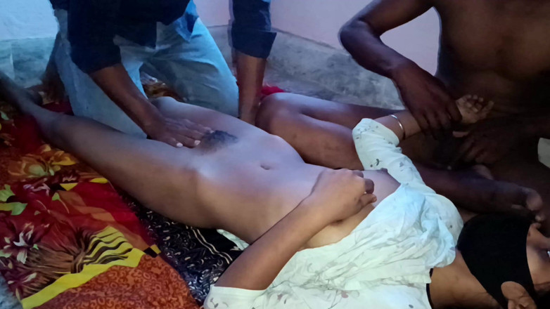 HousewifeGeeta: Nachbarsjunge fickt geeta Bhabhis indischen dreier mit muschi