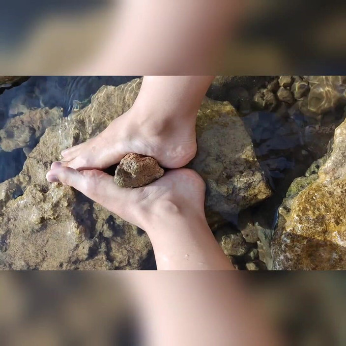 Hairy couple: Footjob No Mar Imagine Que Minha Pedra É Seu Pau