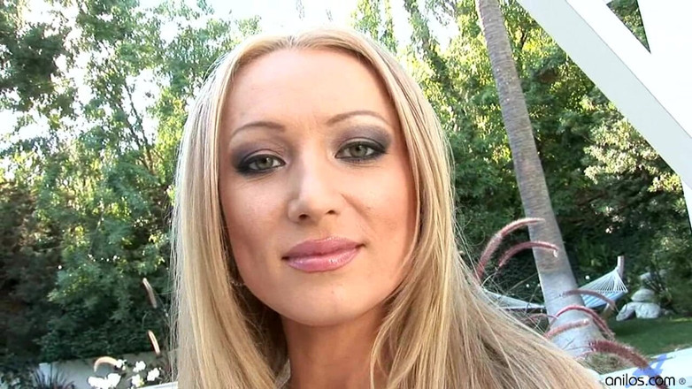 Anilos: Bikinili güzel