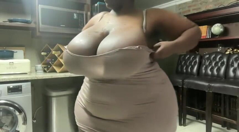 Legendary Booty Overdose: murzynka MILF jęki i striptizing w kuchni
