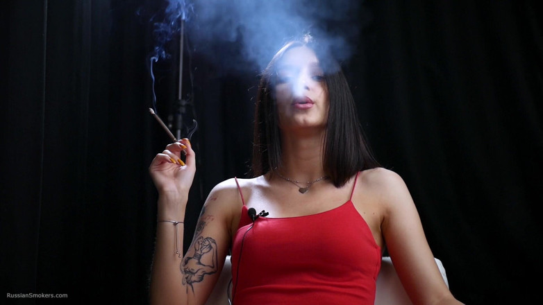Russian Smokers: Người phụ nữ gợi cảm mặc đồ đỏ đang hút thuốc lá 120mm