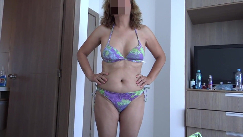 Ardientes69: Komplettes Video Einer Stiefmutter, Die in Bikini Und Dessous Vorführt....