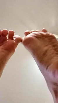 Pertunjukan jilat kaki kecil Asia 9