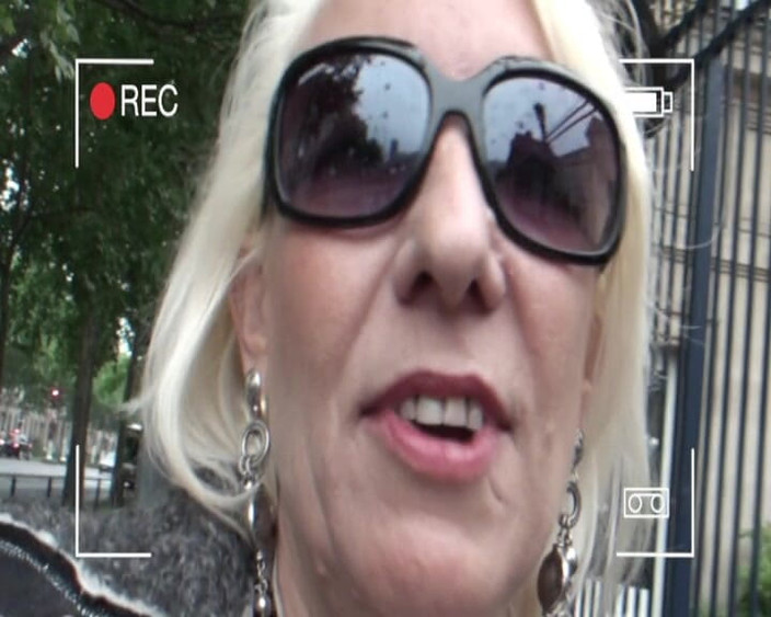 Planete Francaise: 性感的金发法国熟女在自拍视频中骑鸡巴