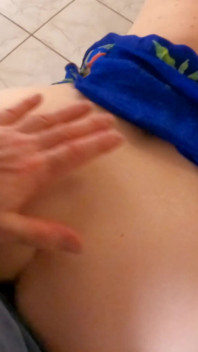 Orta yaşlı seksi kadın üvey oğlunun en iyi arkadaşı tarafından dölleniyor