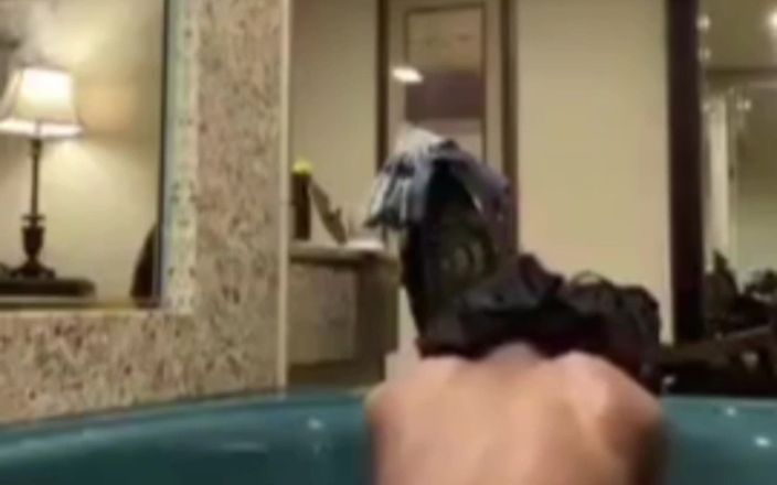 FreakyFamily: Nedbalé kouření z hottubu