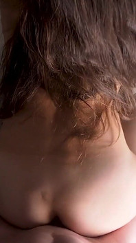 Nadržená brunnete šuká do těsného zadku