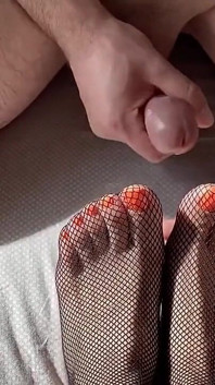 아델린 머피는 검은 망사 스타킹을 입은 바람피는 아내입니다. 발에 사정하는 풋잡 POV
