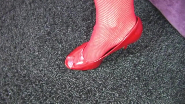 Melon Juggler: Fishnet BBW masturbating with the dildo