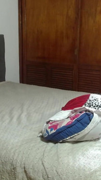 Tento chlapec s fotbalovými kraťasy Nakes a ukazuje svůj zadek ve 4